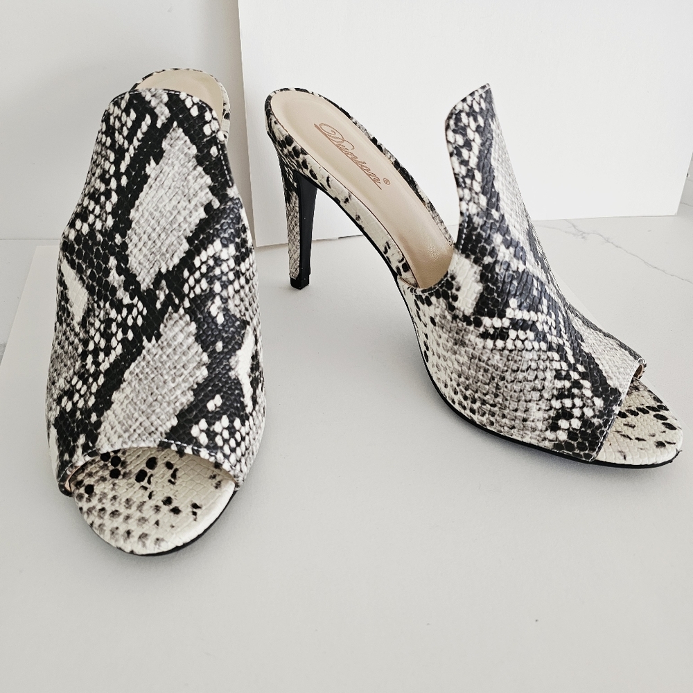 108. Women's Snakeskin Heels